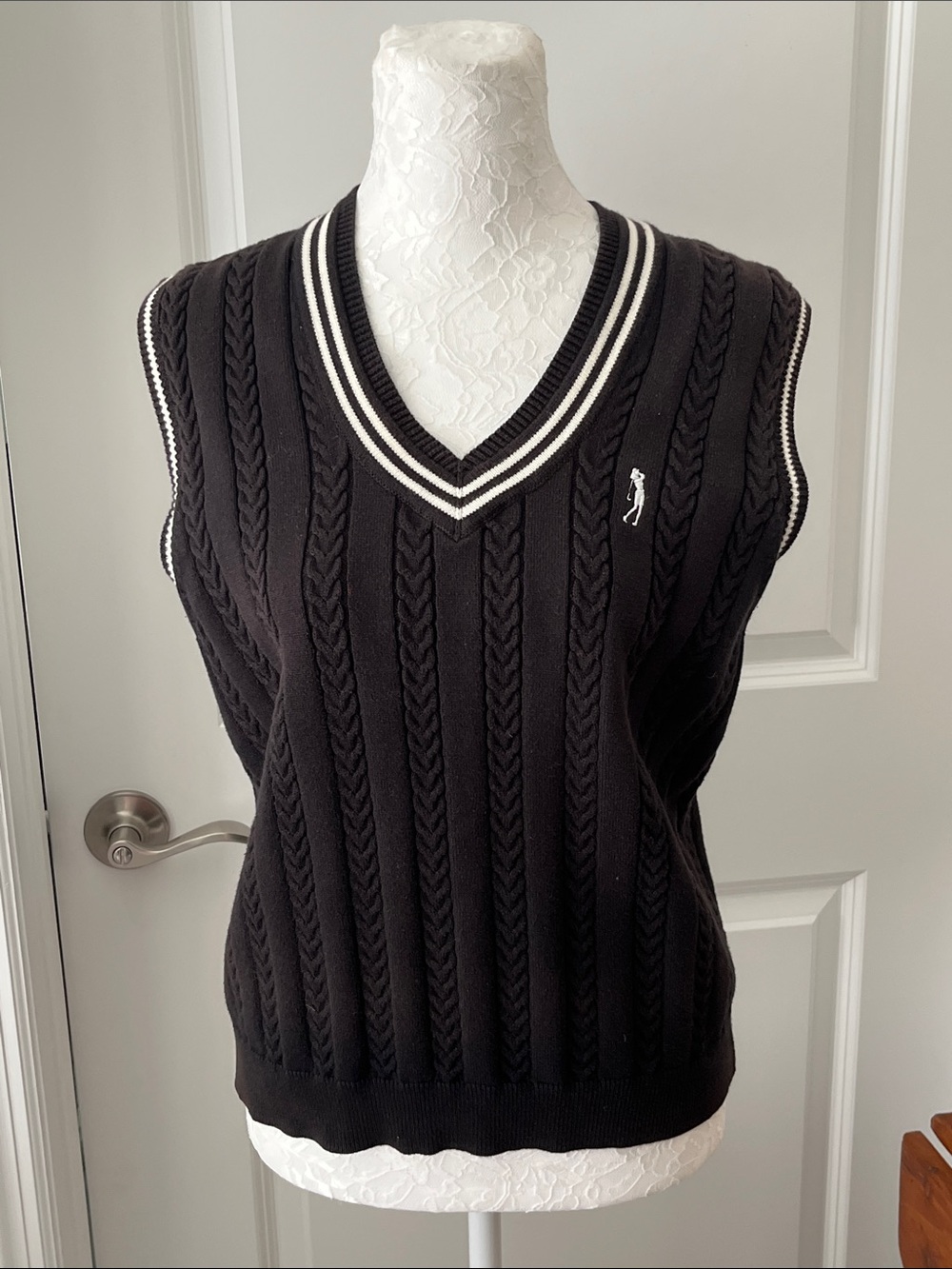 Izod Cotton Black Cable Knit V-Neck Sweater Vest Made in Hong Kong Golfer logo